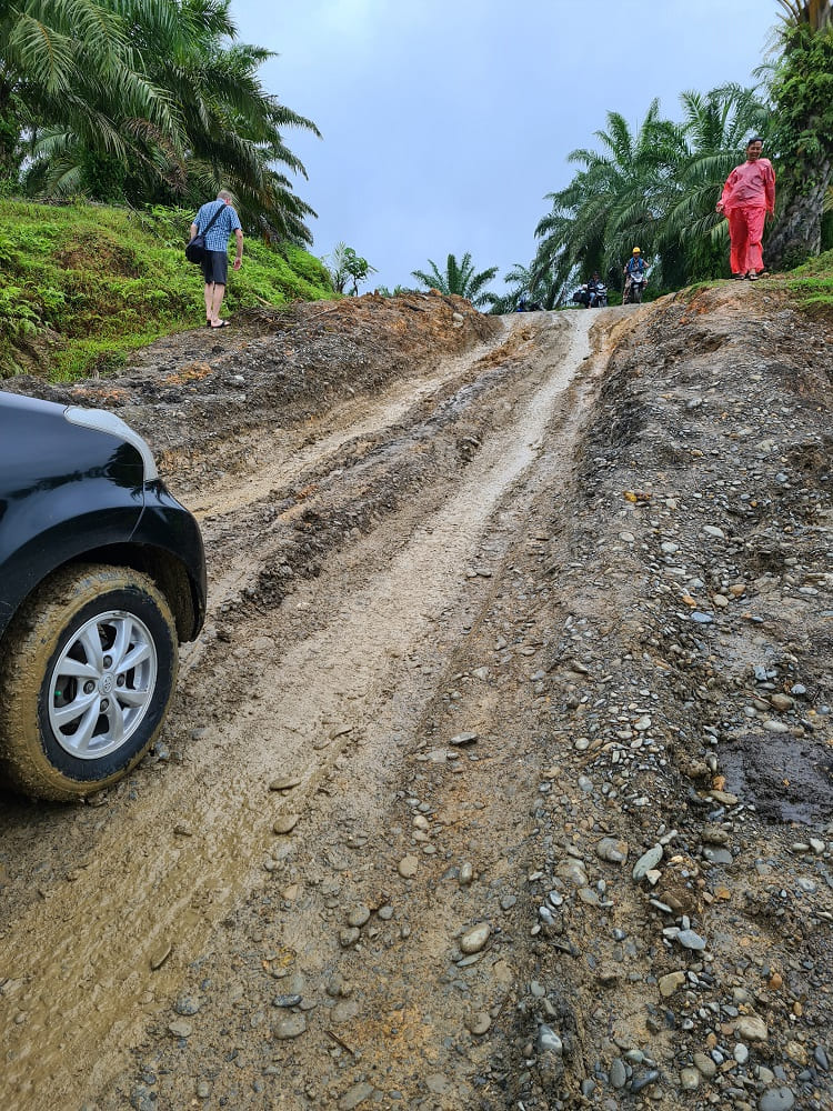Indonesien - Tangkahan_Schlammstraße
