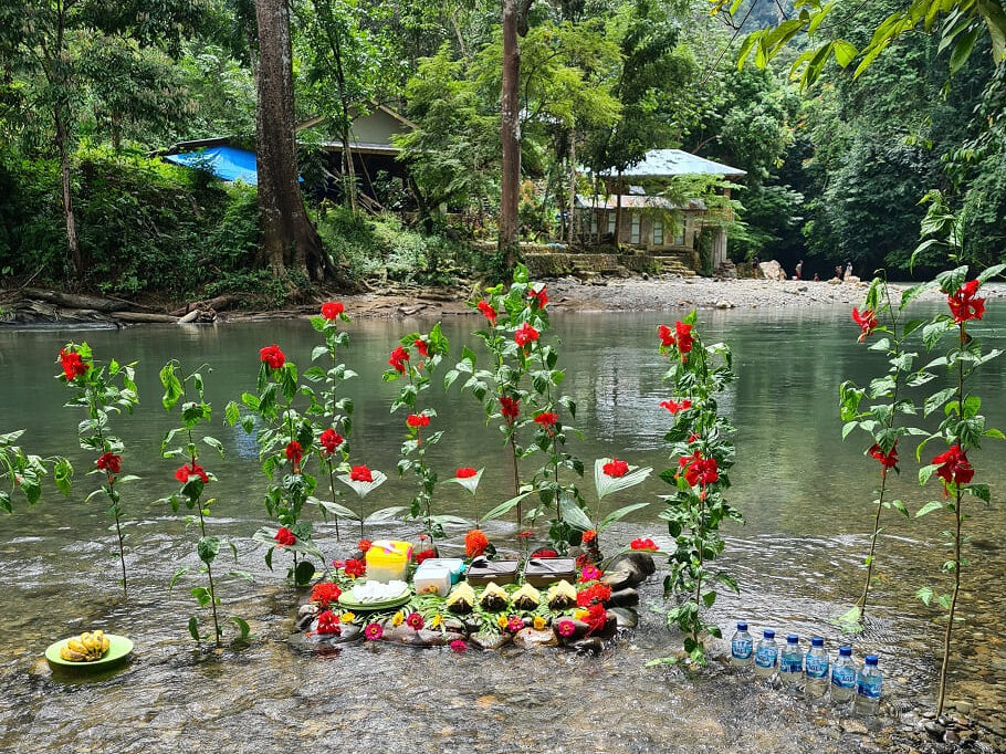 Indonesien - Mittagessen im Fluss in Sumatra, Tangkahan